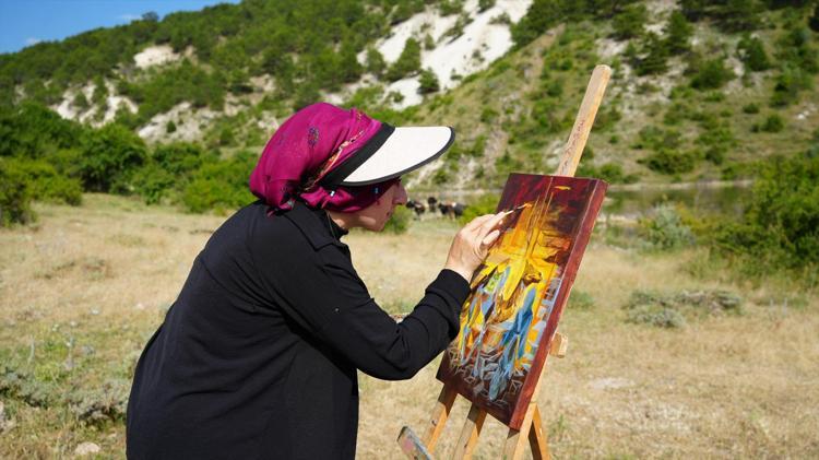 Saçından fırça, kömürden boya yaptı Şalvarlı Picasso görenleri kendine hayran bırakıyor