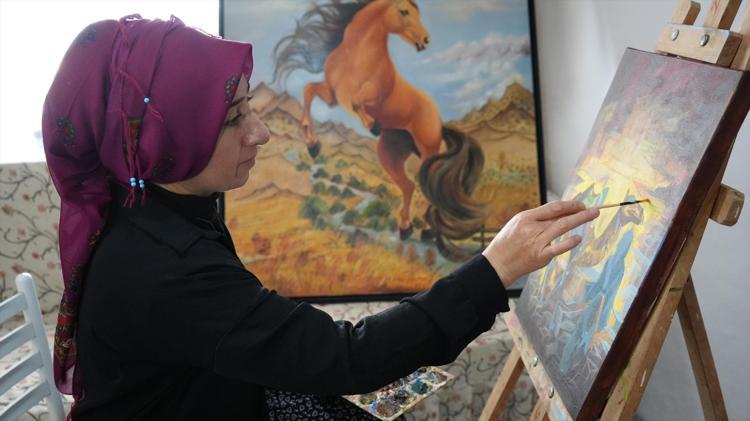 SAÇINI KESEREK FIRÇA YAPTI