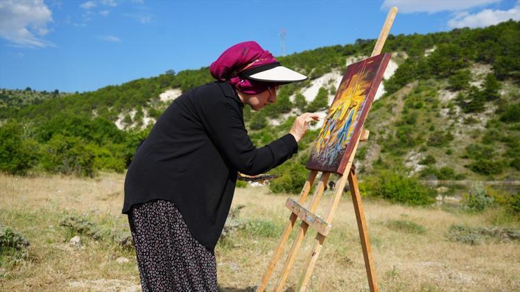 Saçından fırça, kömürden boya yaptı Şalvarlı Picasso görenleri kendine hayran bırakıyor