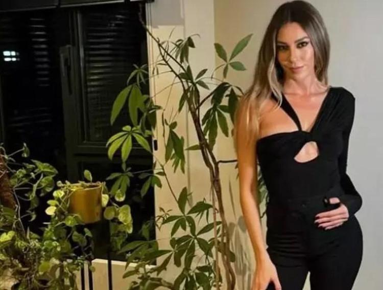 Sinem Kobaldan bikinili pozlar Fiziğiyle hayran bıraktı