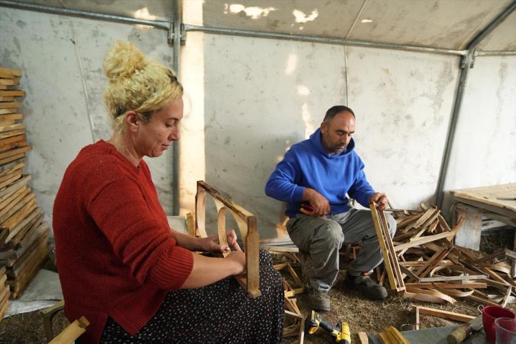 Arılarının başından bir an olsun ayrılmıyorlar Çadırda başlayan hikaye karavanla taçlandı