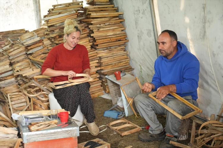 Arılarının başından bir an olsun ayrılmıyorlar Çadırda başlayan hikaye karavanla taçlandı
