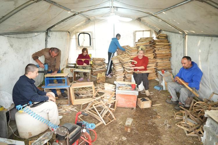 Arılarının başından bir an olsun ayrılmıyorlar Çadırda başlayan hikaye karavanla taçlandı