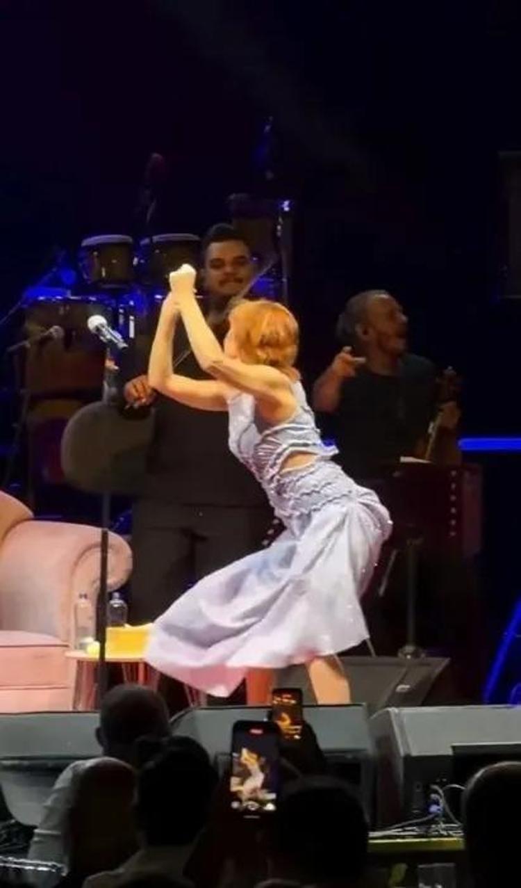 Yıldız Tilbe sahnede kendinden geçti Sıra dışı dansıyla herkesi coşturdu