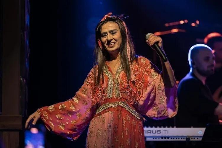 Yıldız Tilbe sahnede kendinden geçti Sıra dışı dansıyla herkesi coşturdu