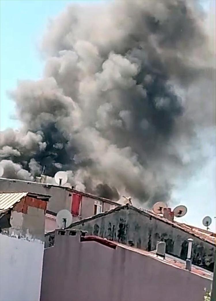 5 KATLI BİNANIN ÇATISINDA YANGIN ÇIKTI
