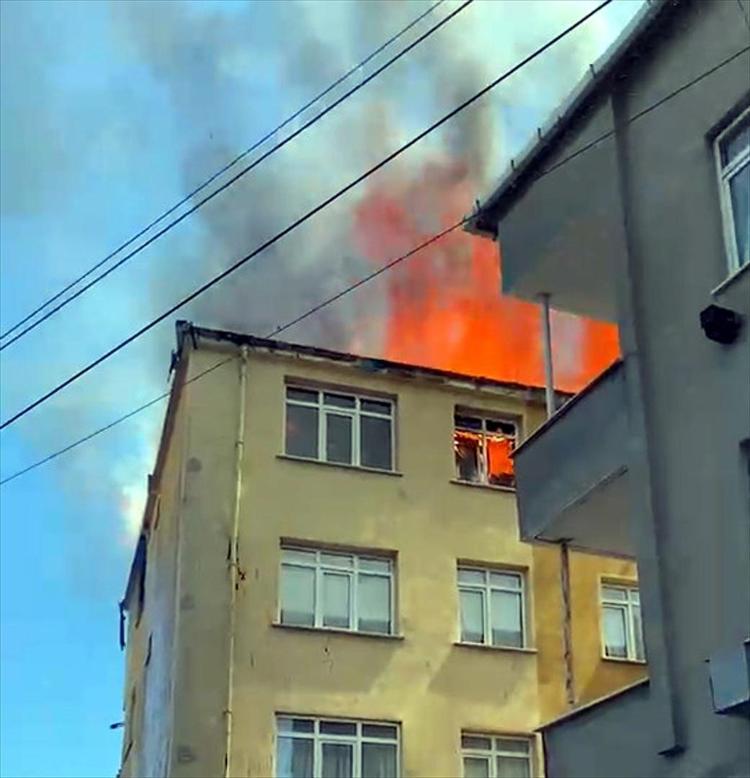 Avcılarda korku dolu dakikalar 5 katlı binanın çatısını onarıyorlardı, çıkan yangın 2 daireye sıçradı