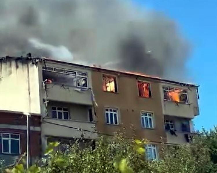Avcılarda korku dolu dakikalar 5 katlı binanın çatısını onarıyorlardı, çıkan yangın 2 daireye sıçradı