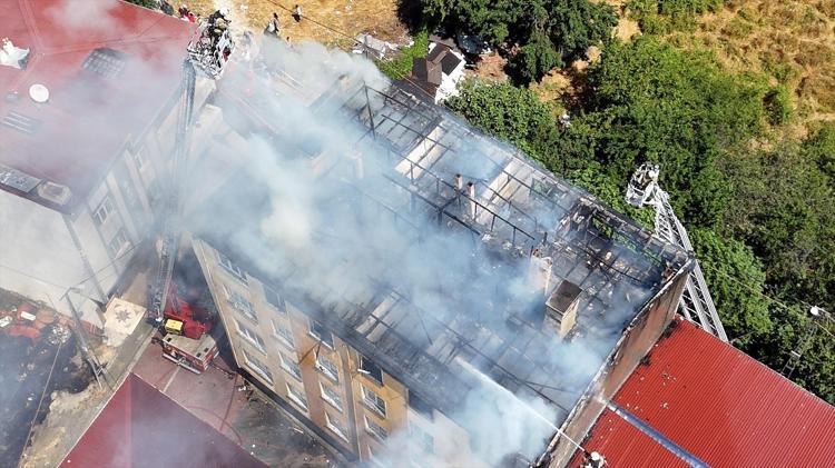 Avcılarda korku dolu dakikalar 5 katlı binanın çatısını onarıyorlardı, çıkan yangın 2 daireye sıçradı
