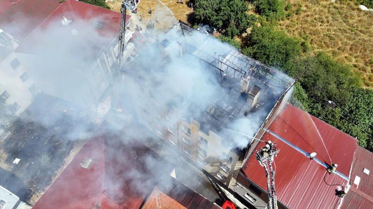 Avcılarda korku dolu dakikalar 5 katlı binanın çatısını onarıyorlardı, çıkan yangın 2 daireye sıçradı