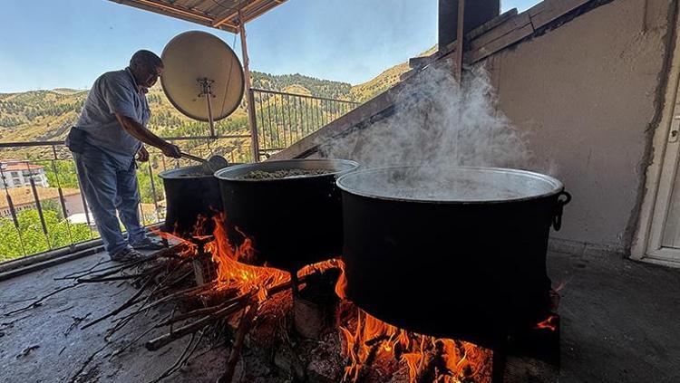 Asırlık ağacın meyvesinden şifa çıkartıyorlar Yaz sıcağında kazanlarda kaynatıp kışın Türkiyenin dört yanına kilo kilo satıyorlar