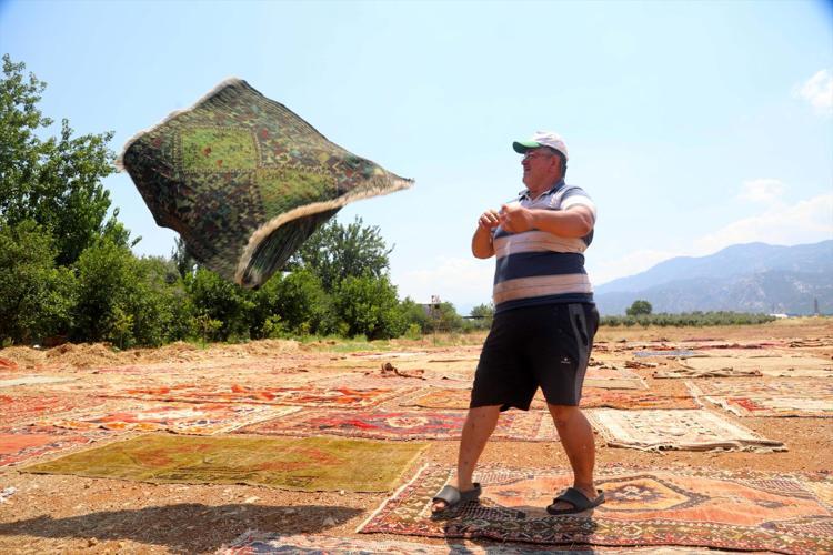 Tarlalarda renk cümbüşü Evlerden toplanıp güneşte canlanıyor: 5 bin dolara alıcı buluyor