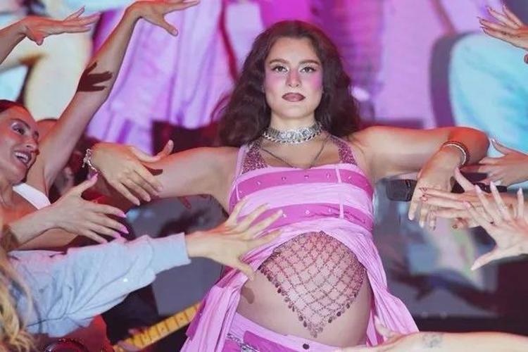 Dördüncü bebeğine hamile olan Atiyeden Çocuk da yaparım kariyer de çıkışı