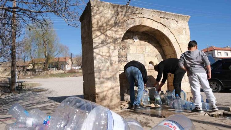Yol kenarındaki çeşmeler aslında ne kadar güvenli Genetik mühendisi inceledi: İçindeki canlıyı görünce bir daha içemeyeceksiniz