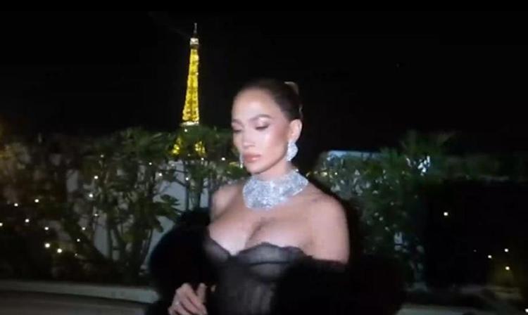 Jennifer Lopez doğum gününü Paris’te kutladı