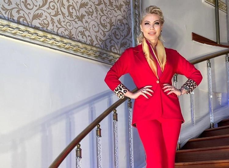 53 yaşındaki Seray Severden mayolu poz Gençlere taş çıkarttı