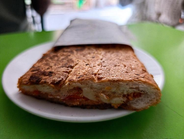 Ne kebap ne şırdan, turistler onun için sıraya giriyor 76 yaşındaki Tahsin Usta 50 yıldır aynı ütüyle hazırlıyor