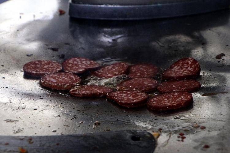 Ne kebap ne şırdan, turistler onun için sıraya giriyor 76 yaşındaki Tahsin Usta 50 yıldır aynı ütüyle hazırlıyor