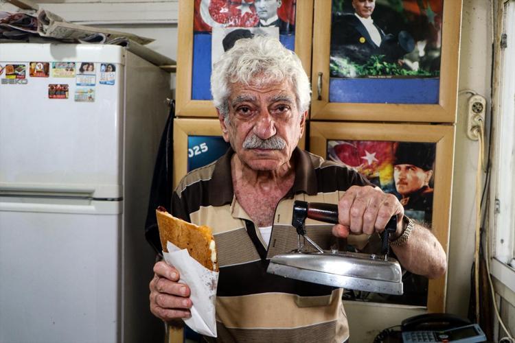 Ne kebap ne şırdan, turistler onun için sıraya giriyor 76 yaşındaki Tahsin Usta 50 yıldır aynı ütüyle hazırlıyor