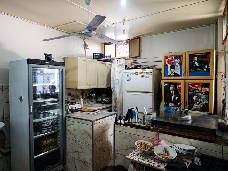 Ne kebap ne şırdan, turistler onun için sıraya giriyor 76 yaşındaki Tahsin Usta 50 yıldır aynı ütüyle hazırlıyor