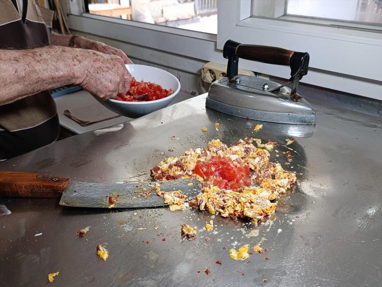 Ne kebap ne şırdan, turistler onun için sıraya giriyor 76 yaşındaki Tahsin Usta 50 yıldır aynı ütüyle hazırlıyor