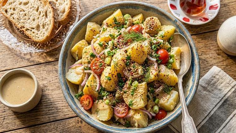 Patates salatasını bir de böyle deneyin İçine 3 kaşık eklemek yetiyor, lezzetini zirveye taşıyor
