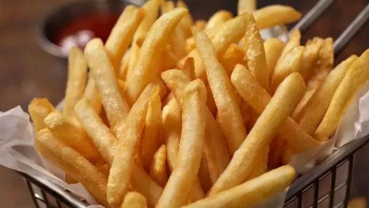 Çıtır çıtır patates kızartmanın sırrı İçi yumuşacık oluyor, kızartırken yağına 1 kaşık eklemek yetiyor