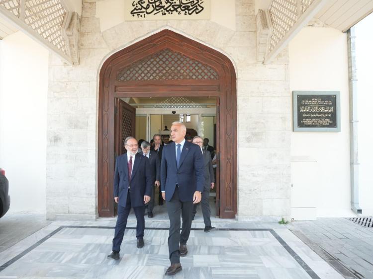 Bakan Ersoy: Medeniyet birikimimizi ilimle buluşturan çalışmaları memnuniyetle takip ediyoruz