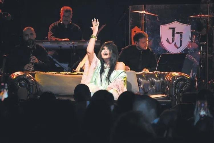 Bülent Ersoy estetik sonrası ilk kez sahnede Nasıl beğendiniz mi
