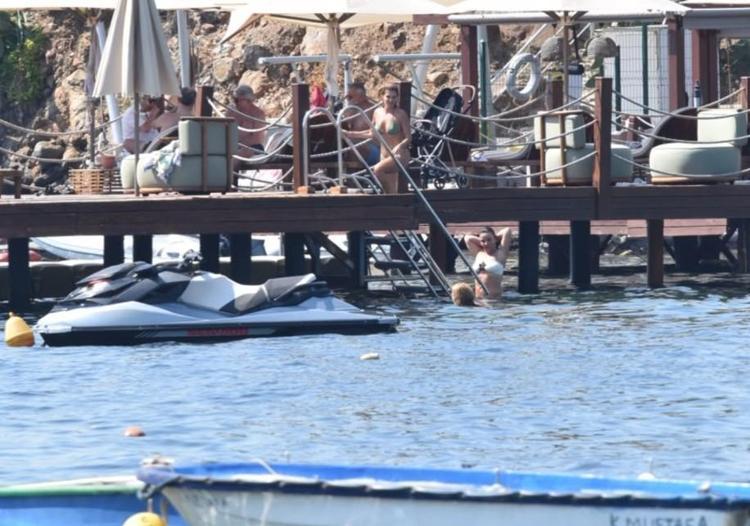 Pelin Karahan Bodrumda serin suların tadını çıkardı