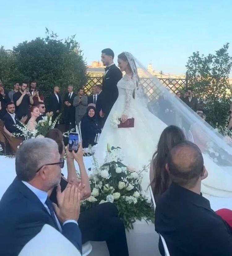 DÜĞÜN YILDIZLAR GEÇİDİNE DÖNDÜ