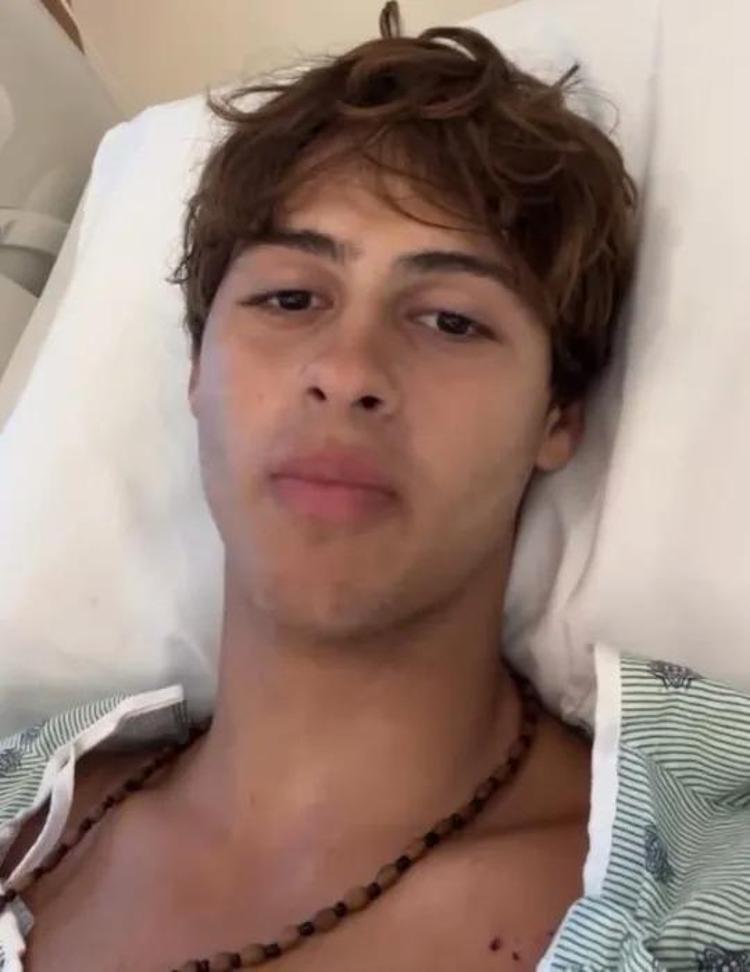 Survivorda bacağını kaybeden Stavros Floros aylar sonra evine döndü Gözyaşlarıyla karşılandı
