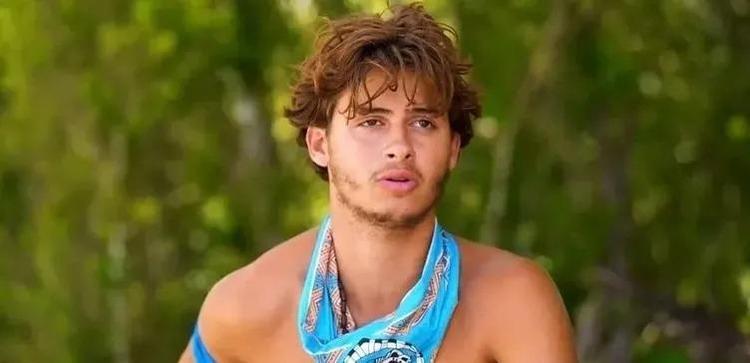 Survivorda bacağını kaybeden Stavros Floros aylar sonra evine döndü Gözyaşlarıyla karşılandı