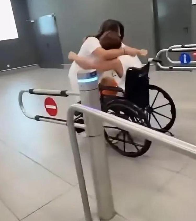Survivorda bacağını kaybeden Stavros Floros aylar sonra evine döndü Gözyaşlarıyla karşılandı