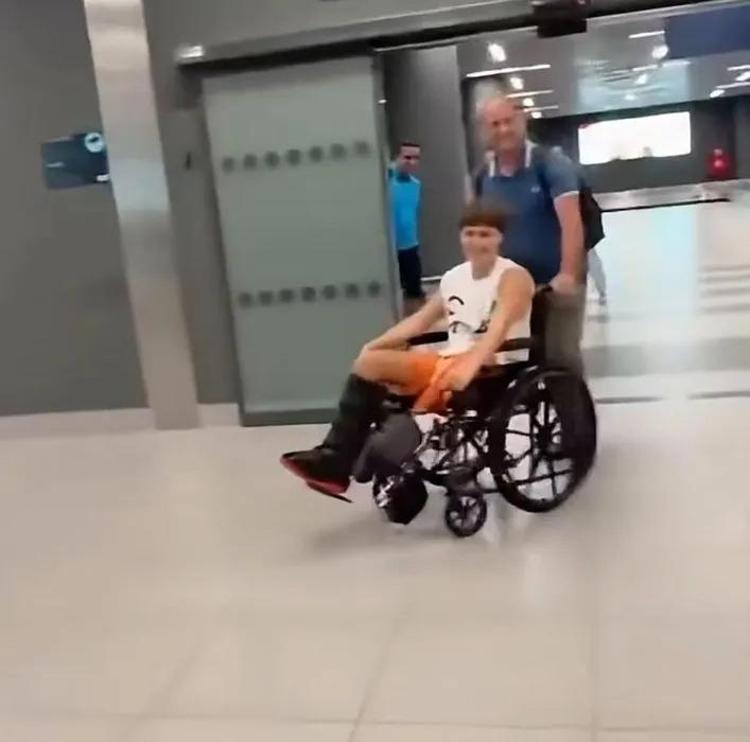 Survivorda bacağını kaybeden Stavros Floros aylar sonra evine döndü Gözyaşlarıyla karşılandı