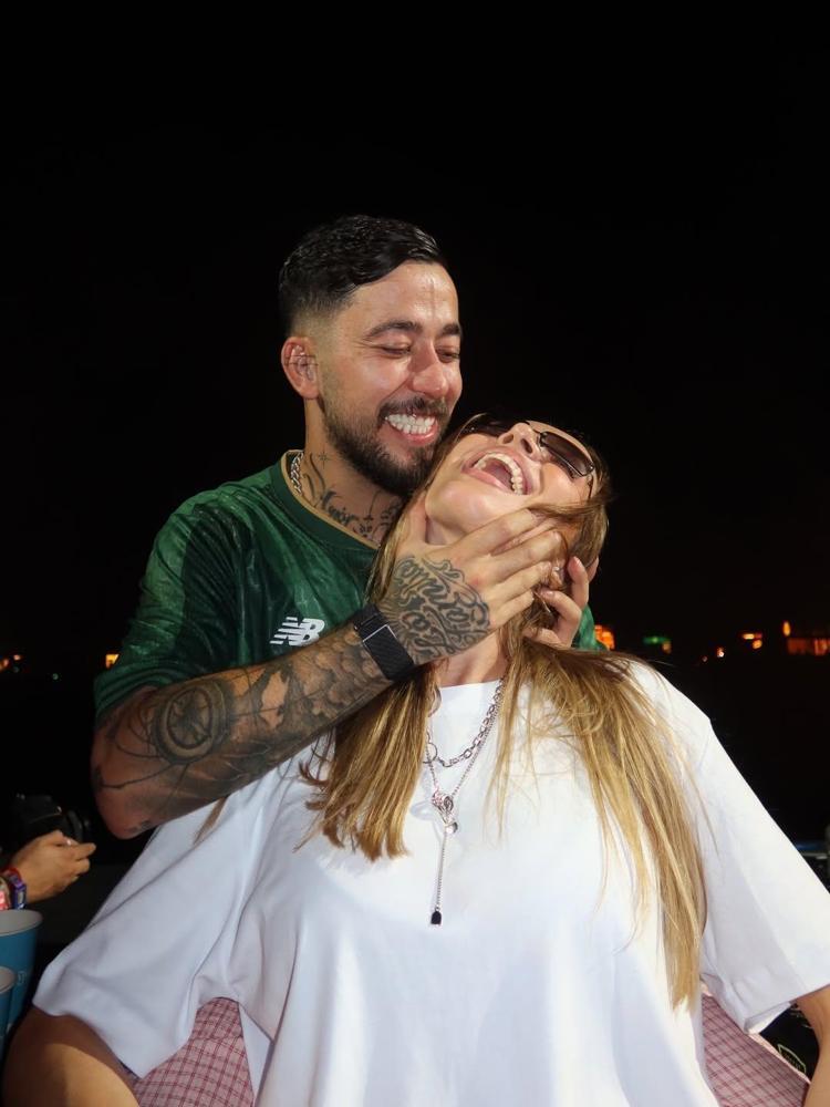 Köy konseriyle olay olan DJ Mahmut Orhan bu kez de pazarda sahne aldı