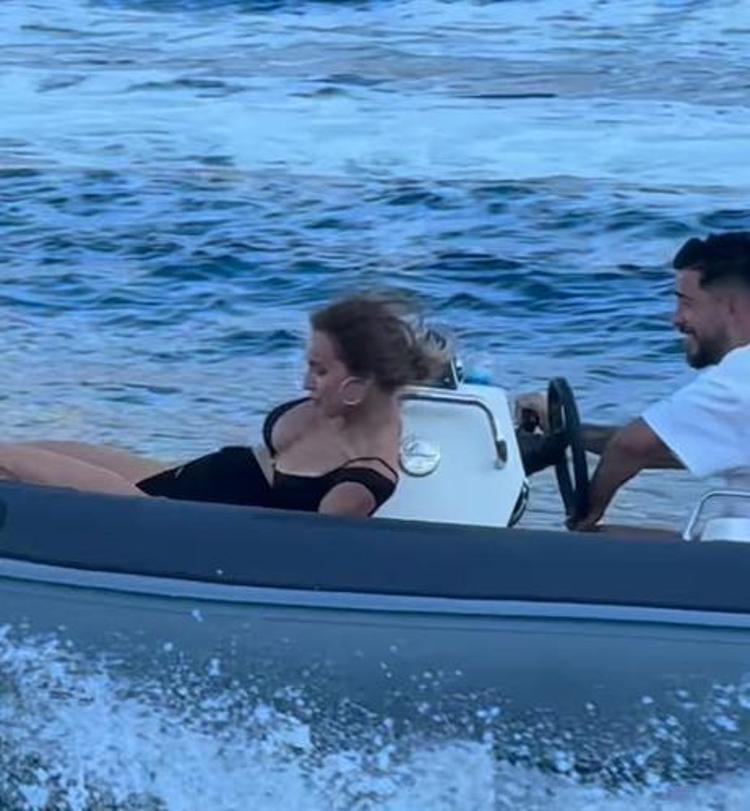 Köy konseriyle olay olan DJ Mahmut Orhan bu kez de pazarda sahne aldı