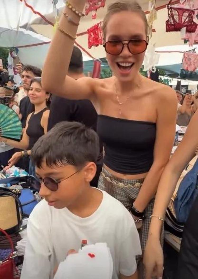 Köy konseriyle olay olan DJ Mahmut Orhan bu kez de pazarda sahne aldı