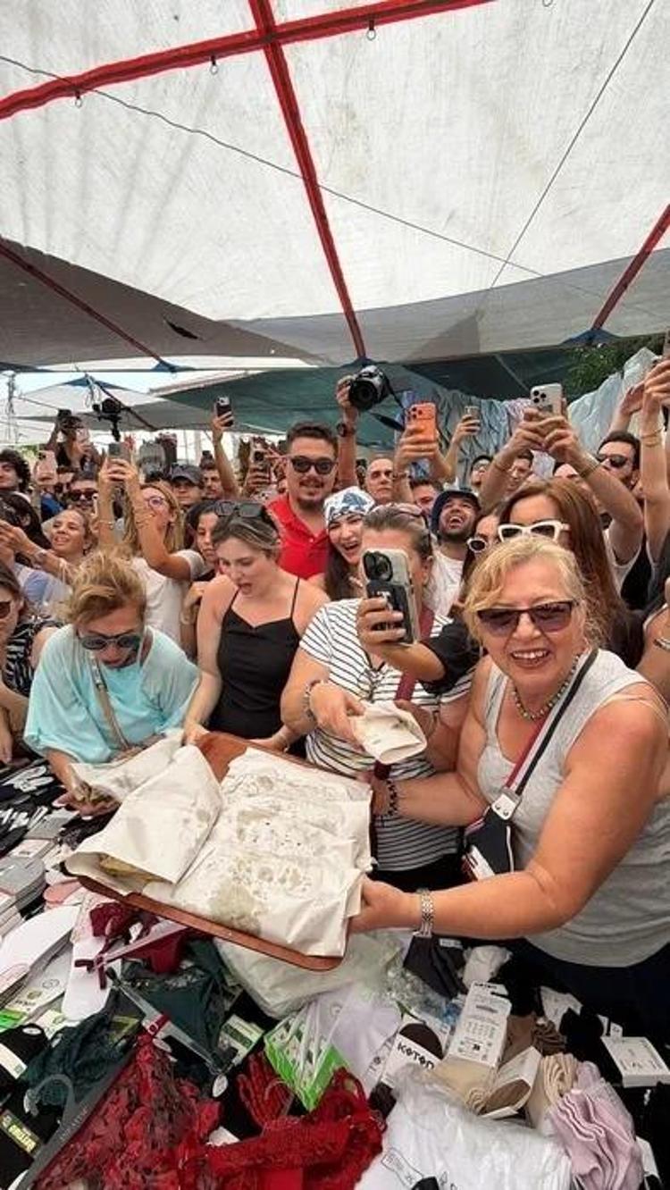 Köy konseriyle olay olan DJ Mahmut Orhan bu kez de pazarda sahne aldı