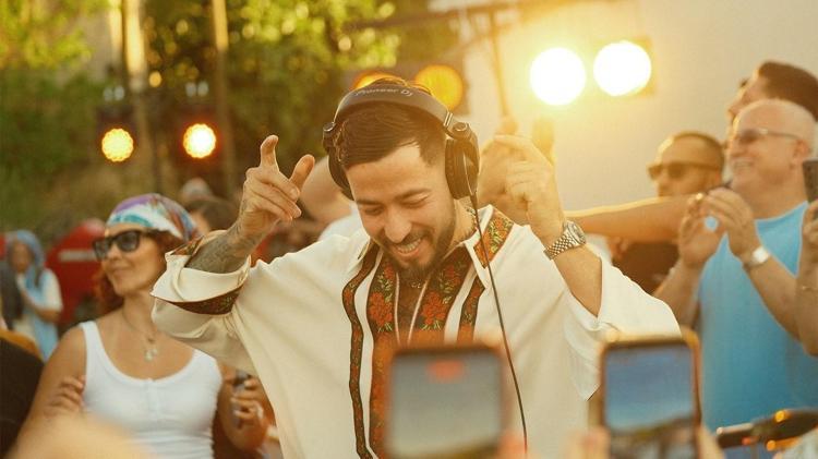 Köy konseriyle olay olan DJ Mahmut Orhan bu kez de pazarda sahne aldı