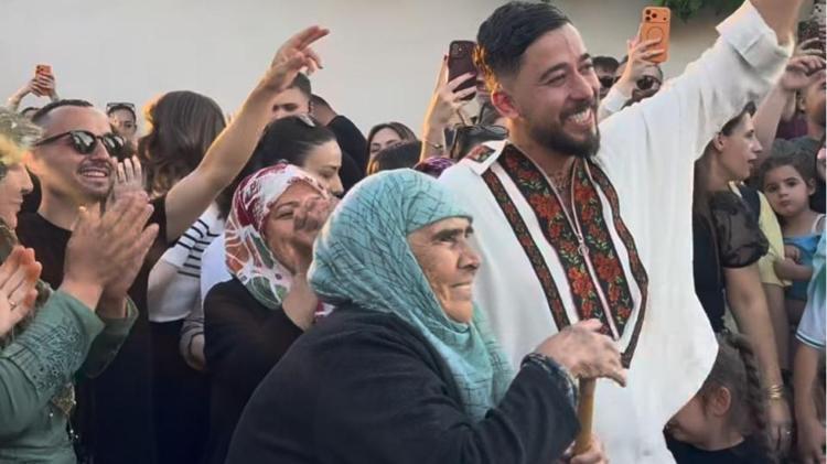 Köy konseriyle olay olan DJ Mahmut Orhan bu kez de pazarda sahne aldı