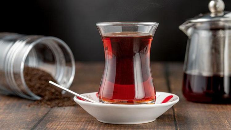 Çay demlerken herkes bu hatayı yapıyor Demliğe atılan bir parça saatlerce bayatlamasını önlüyor