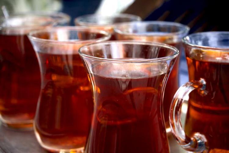 Çay demlerken herkes bu hatayı yapıyor Demliğe atılan bir parça saatlerce bayatlamasını önlüyor