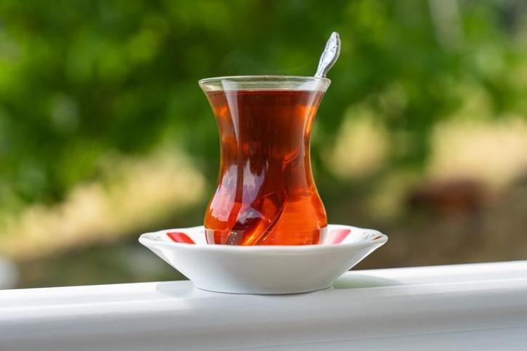 Çay demlerken herkes bu hatayı yapıyor Demliğe atılan bir parça saatlerce bayatlamasını önlüyor