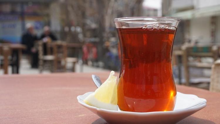 Çay demlerken herkes bu hatayı yapıyor Demliğe atılan bir parça saatlerce bayatlamasını önlüyor