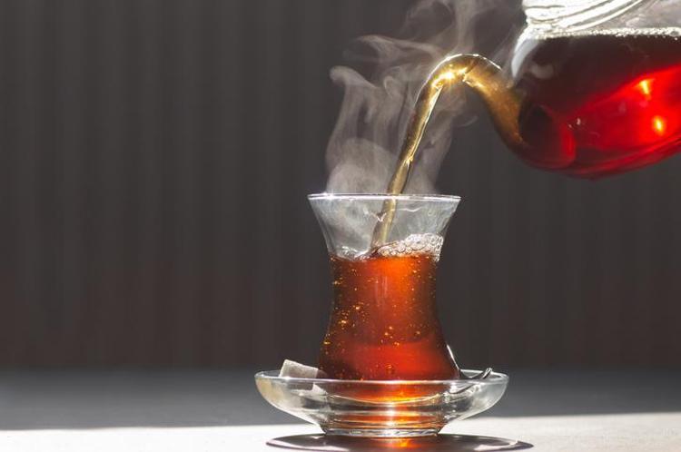 Çay demlerken herkes bu hatayı yapıyor Demliğe atılan bir parça saatlerce bayatlamasını önlüyor