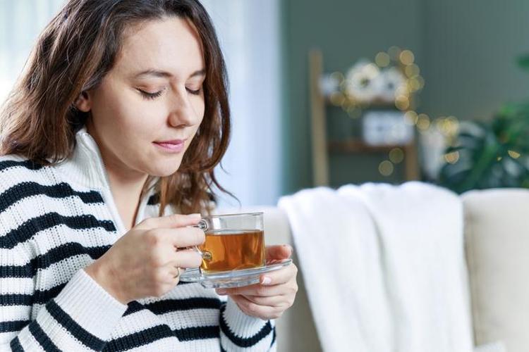 Çay demlerken herkes bu hatayı yapıyor Demliğe atılan bir parça saatlerce bayatlamasını önlüyor