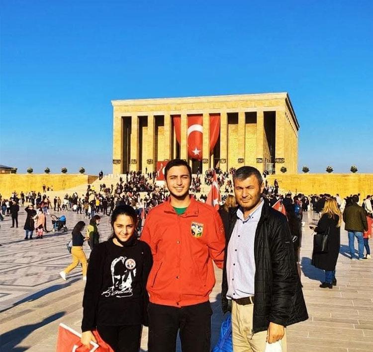 Evlat acısını elleriyle yeşertti​ Her gün aynı tabelaya sesleniyor: İyi akşamlar Erenim
