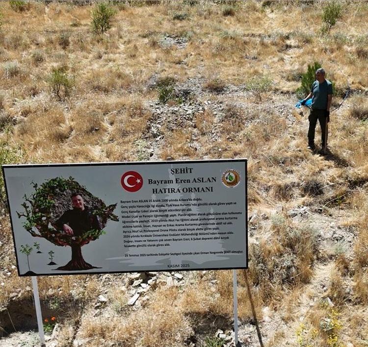 Evlat acısını elleriyle yeşertti​ Her gün aynı tabelaya sesleniyor: İyi akşamlar Erenim