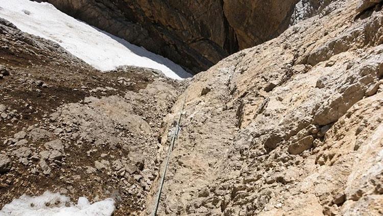 Türk dağcının ölüm yolculuğu 200 metre sürüklendi, ipte asılı kaldı